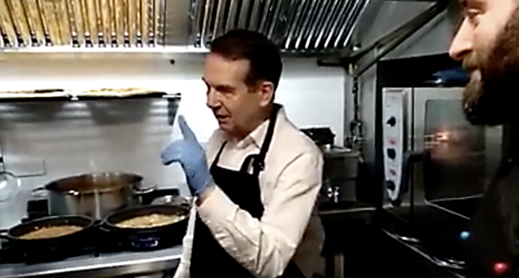 Abel Caballero prepara un 'arroz Vigo' para xornalistas.