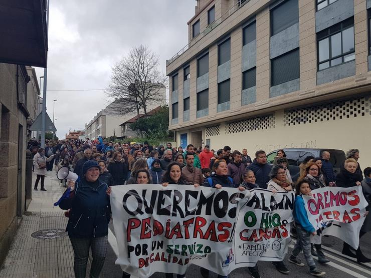 Manifestación este domingo para reclamar a cobertura dunha praza de pediatra. CEDIDA