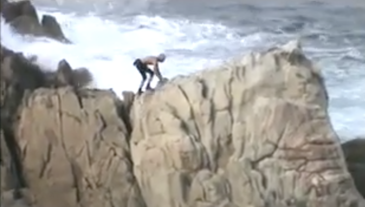 Escalada libre nos cantís da Torre de Hércules ante o bravo mar 