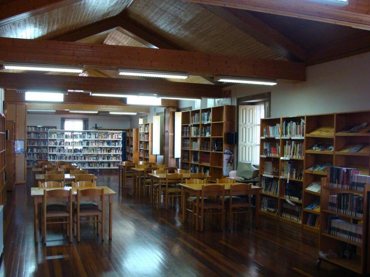 Interior da biblioteca de Vedra 