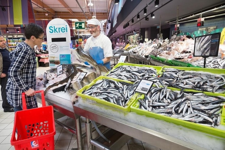 Posto de peixe nun mercado 