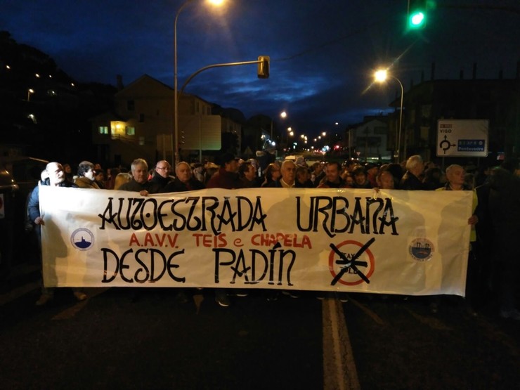 Protesta de vecinos de Teis y Chapela 
