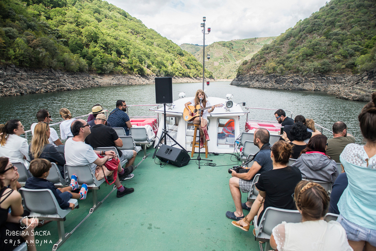 Actuación no catamarán de Doade (2017). Foto: Organización 17º Festival RS.