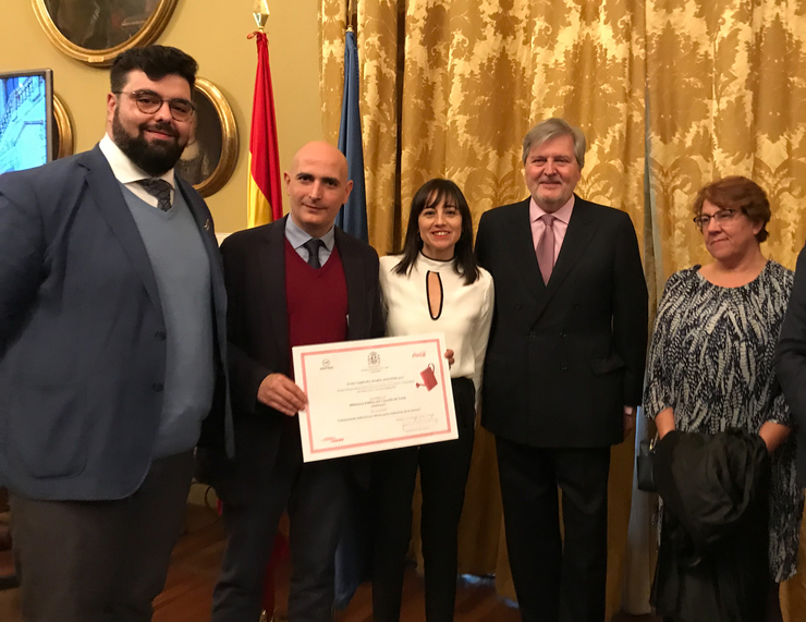 Recollendo o premio co Ministro de Educación, Cultura e Deportes. Fonte: Concello de Verín