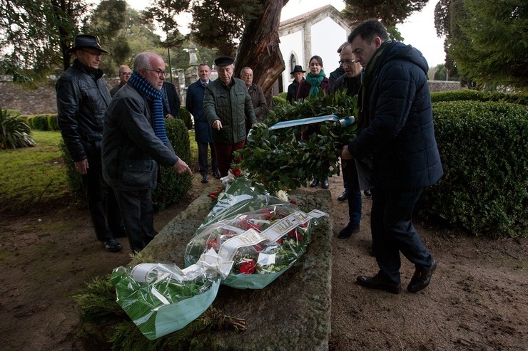 Ofrenda floral a Val-Inclán no 82 aniversario da súa morte 