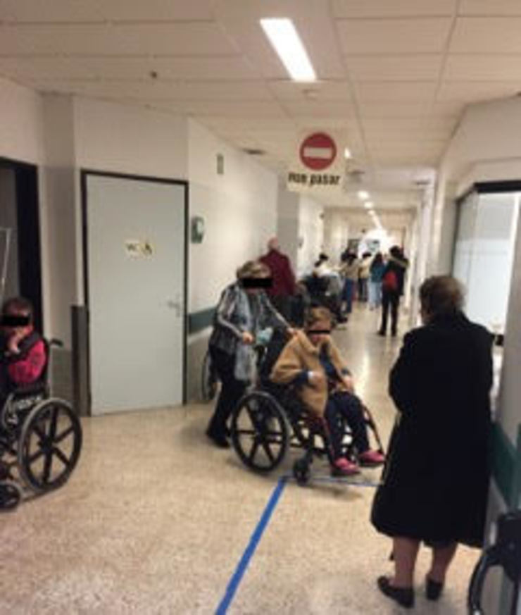 Pacientes en estado grave e en cadeiras de roda e padiolas agardando nos corredores de Urxencias do CHUS / Asociación de Pacientes Pacientes en estado grave e en cadeiras de roda e padiolas agardando nos corredores de Urxencias do CHUS / Asociación de Pacientes