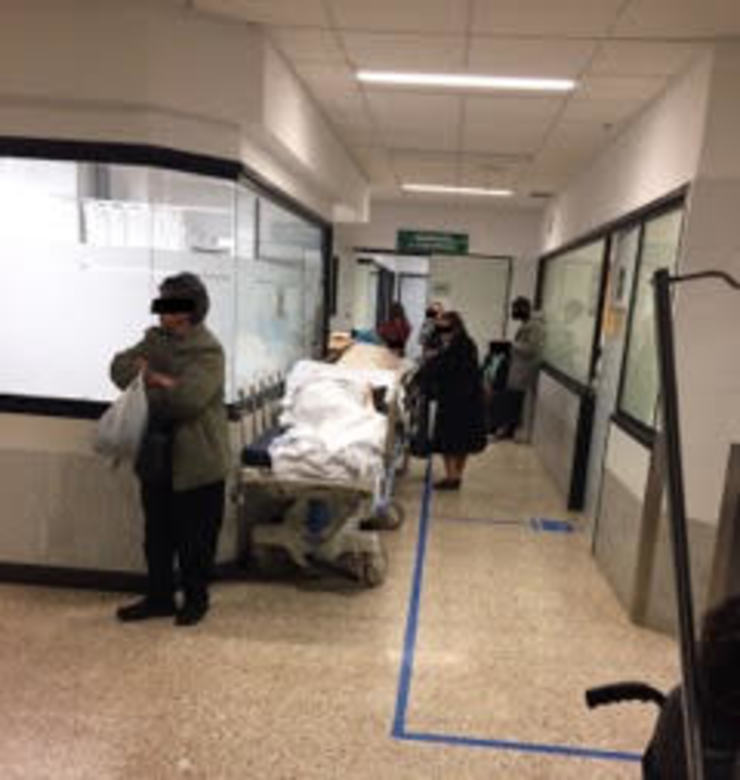 Pacientes de avanzada idade e en situación grave agardando nos corredores de Urxencias do Hospital de Santiago 
