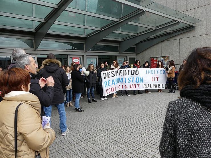 Protesta dos traballadores por un despido dun compañeiro de Lefties, do grupo Inditex 
