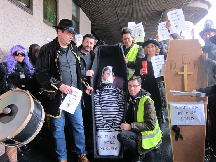 Traballadores escenifican en Vigo o 'enterro da xustiza' 