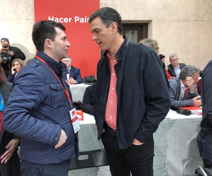 Gonzalo Caballero junto a Pedro Sánchez en el Comité Federal