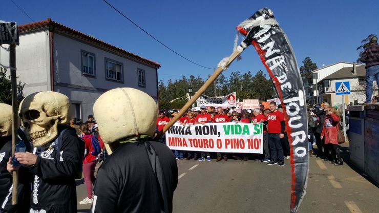 Manifestación contra a mina en Touro O Pino Momentos da manifestación contra a mina 