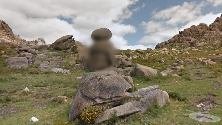 Xigante da Mina, no Monte Pindo, difuminado por Google