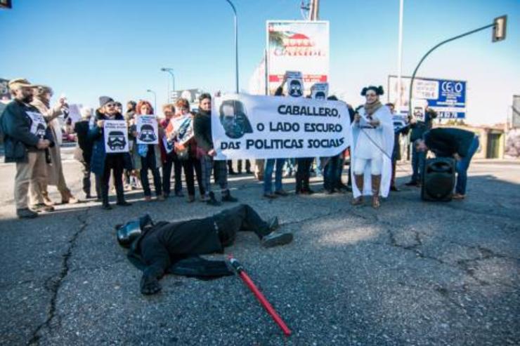 Protesta organizada en Vigo pola Oficina de Dereitos Sociais de Coia co lema “Caballero, o lado escuro das políticas sociais” / ODS-Coia.
