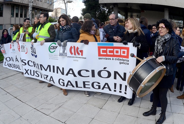 Concentración de traballadores en Vigo no primeiro día de folga indefinida na Xustiza galega 