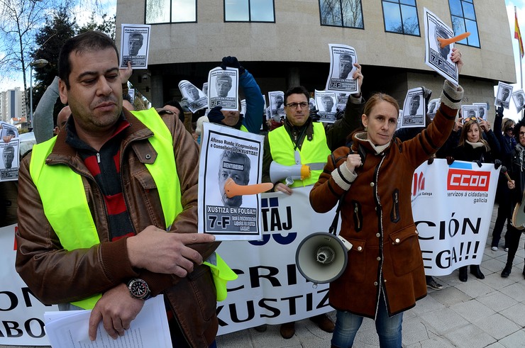 Concentración de traballadores en Vigo no primeiro día de folga indefinida na Xustiza galega 