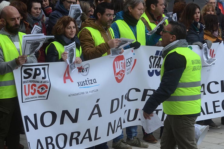 Concentración de traballadores en Vigo no primeiro día de folga indefinida na Xustiza galega 