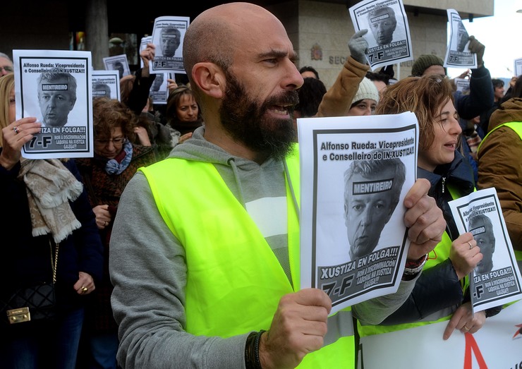 Pablo Valeiras, portavoz de Alternativas na Xustiza-CUT, na concentración de traballadores en Vigo no primeiro día de folga indefinida na Xustiza galega 