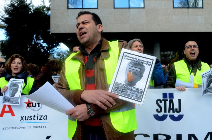 Concentración de traballadores en Vigo no primeiro día de folga indefinida na Xustiza galega 