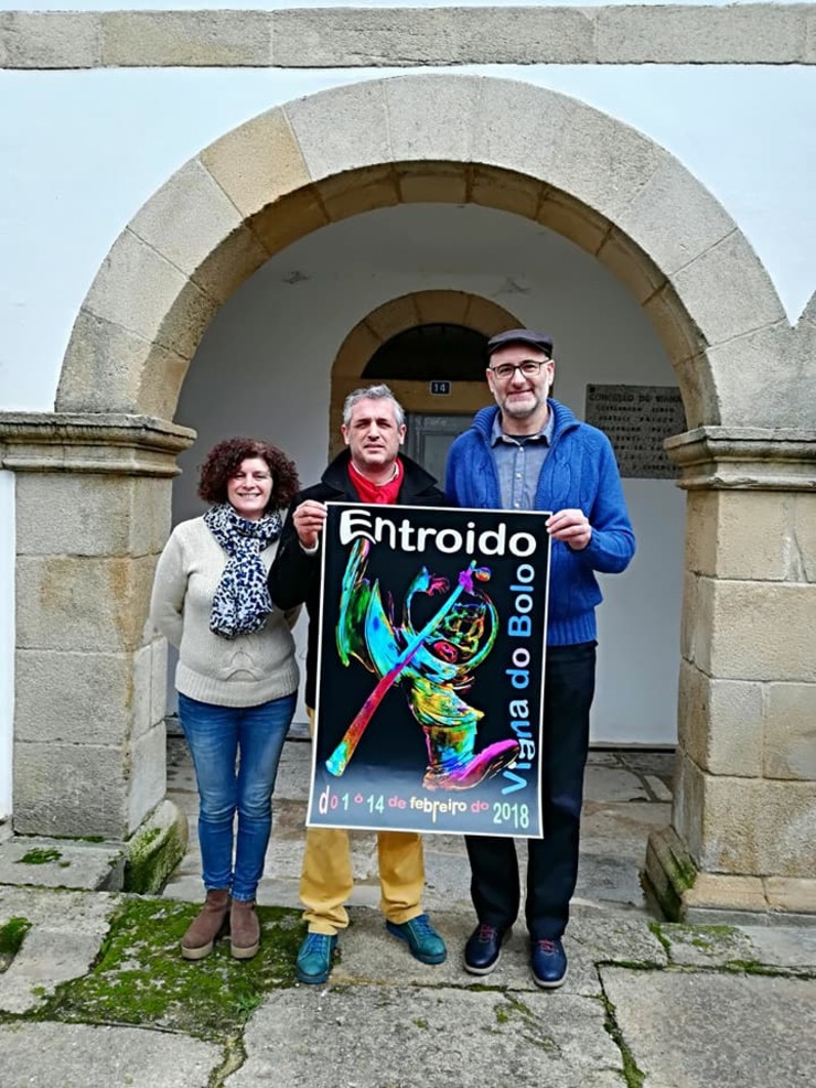 Secundino Fernández e Graciela Diéguez con Piquico, autor do cartel. Fonte: Concello de Viana do Bolo.