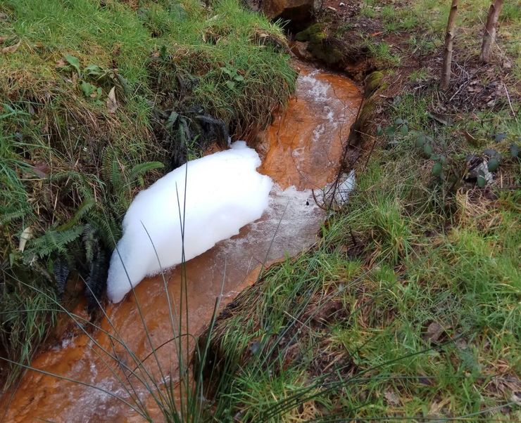 Río Portapego contaminado pola mina de Touro 