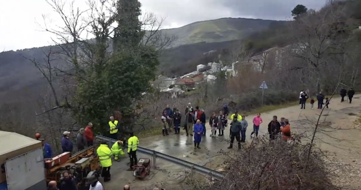 Operarios instalan unha barreira na estrada de acceso a San Vicente de Leira / Rosana Fernandez Fernandez.