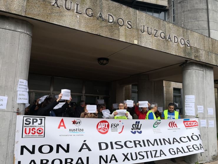 Funcionarios de justicia se concentran ante los juzgados de Santiago 