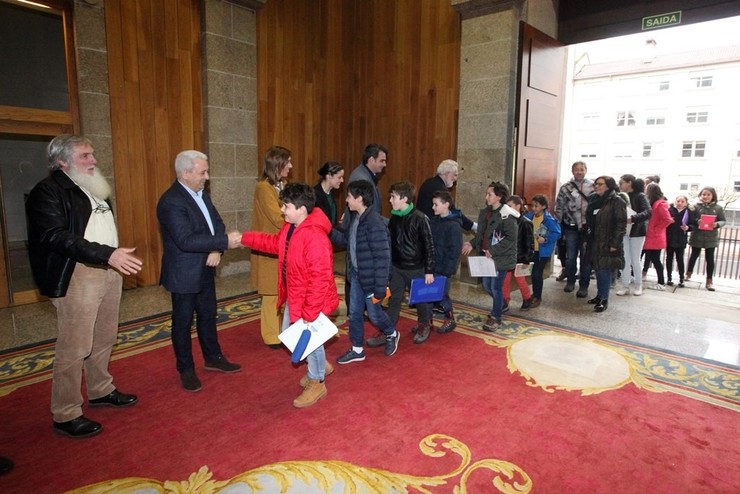 Santalices e deputados reciben aos escolares á súa chegada ao Pazo do Hórreo 
