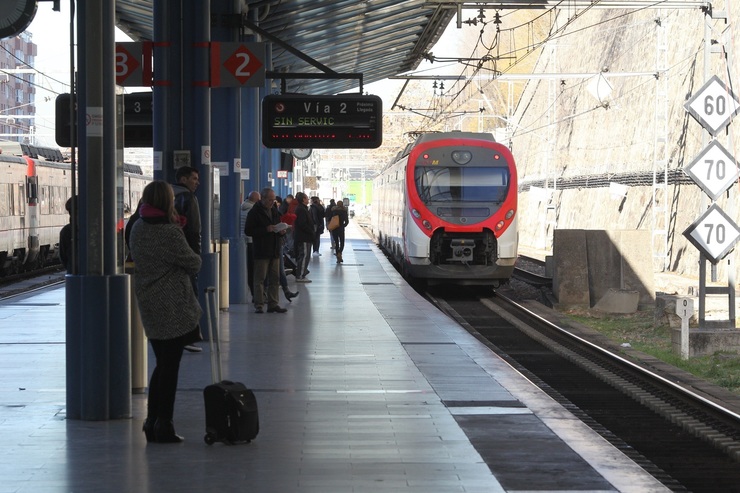 Tren chegando a unha estación 