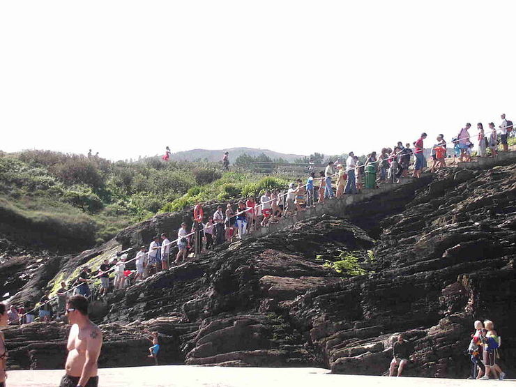 Masificación nas praias das Catedrais 