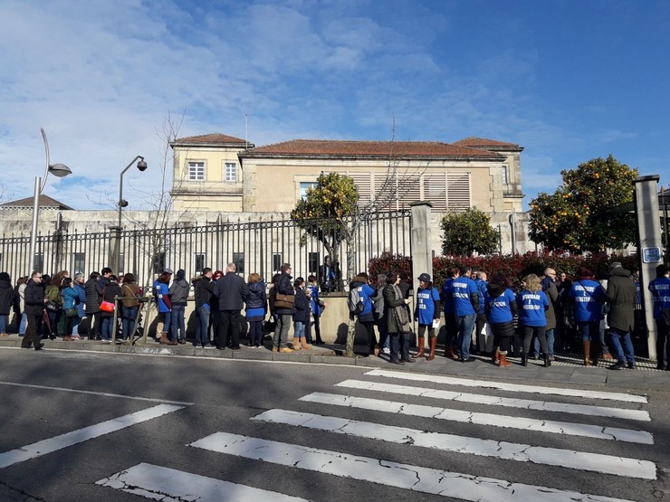 Protesta de traballadores de xustiza en Galicia ás portas da Xunta. 