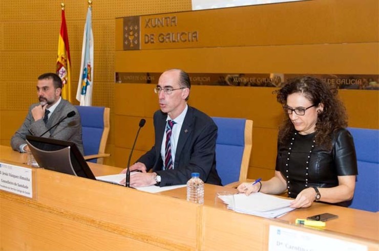 O conselleiro de Sanidade, Jesús Vázquez Almuíña,  coa subdirectora xeral de Farmacia do Sergas, Carolina González-Criado 