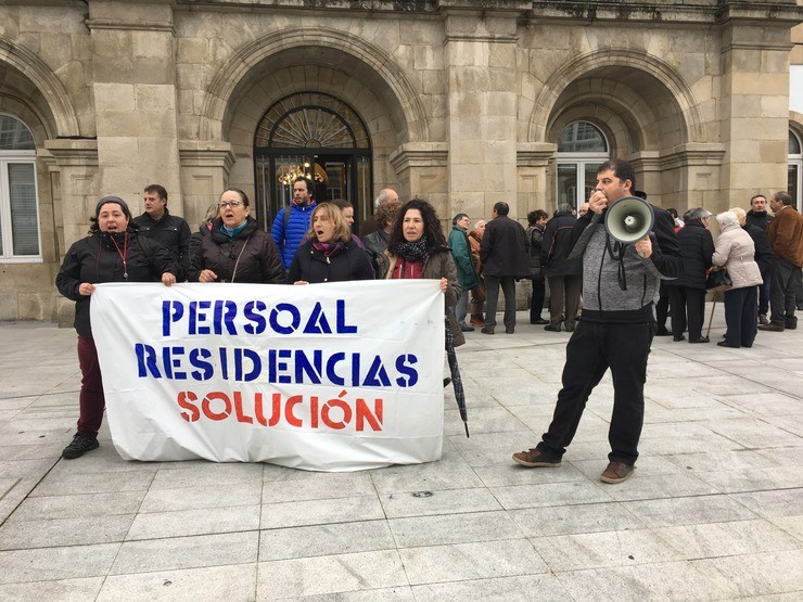 Traballadores de residencias de Lugo nunha manifestación
