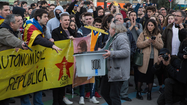 Manifestantes do Comité de Denfesa da República nas protestas en Cataluña 