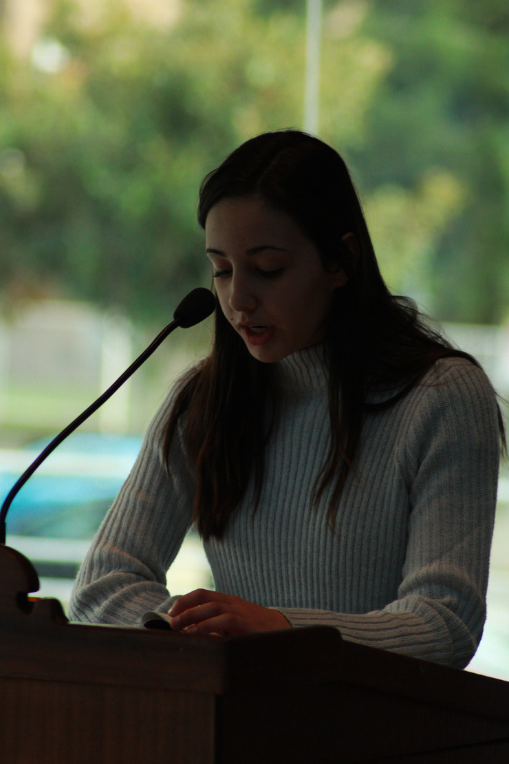 Unha moza realiza unha lectura pública do libro Fariña en Vilagarcía 