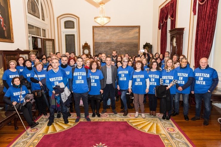 Traballadores de Xustiza en folga coa o alcalde da Coruña. 