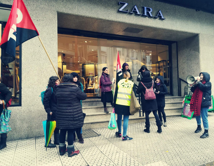 Piquete da CNT nunha tenda de ZARA, na folga feminista do 8 de marzo 