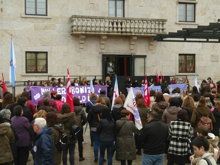 Concentración en Tomiño na xornada de folga feminista do 8 de marzo.
