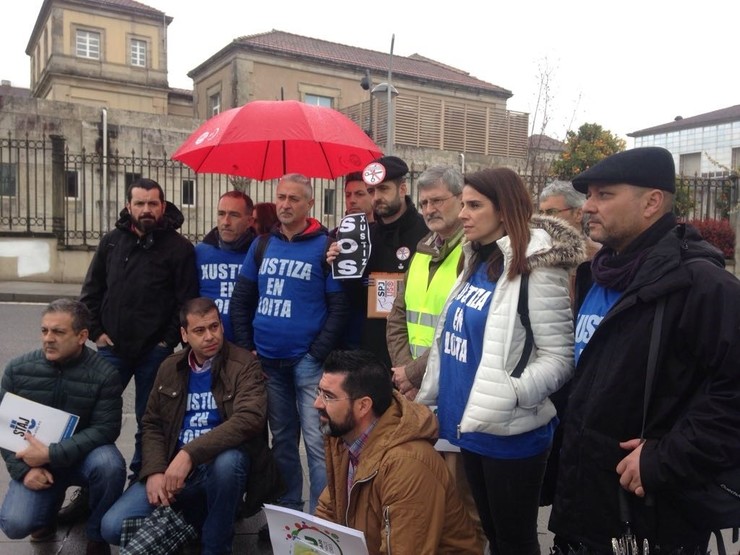 Membros do comité de folga ás portas de San Caetano 