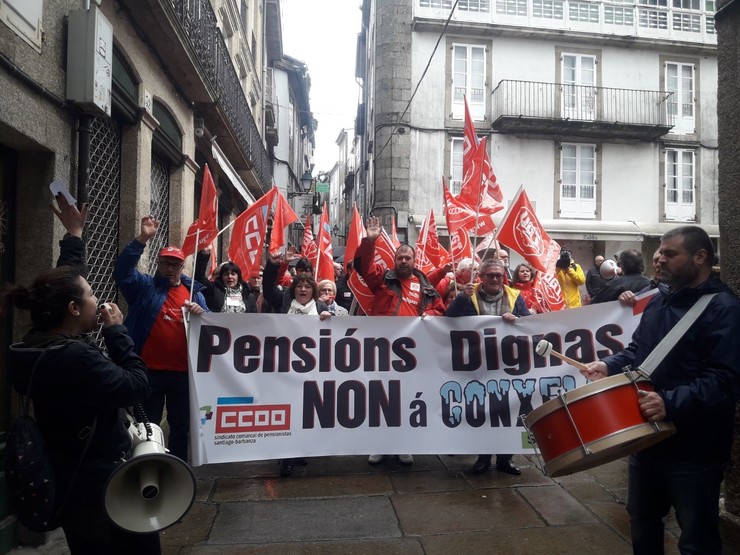 Mobilización en Santiago de CCOO y UGT a favor das pensións