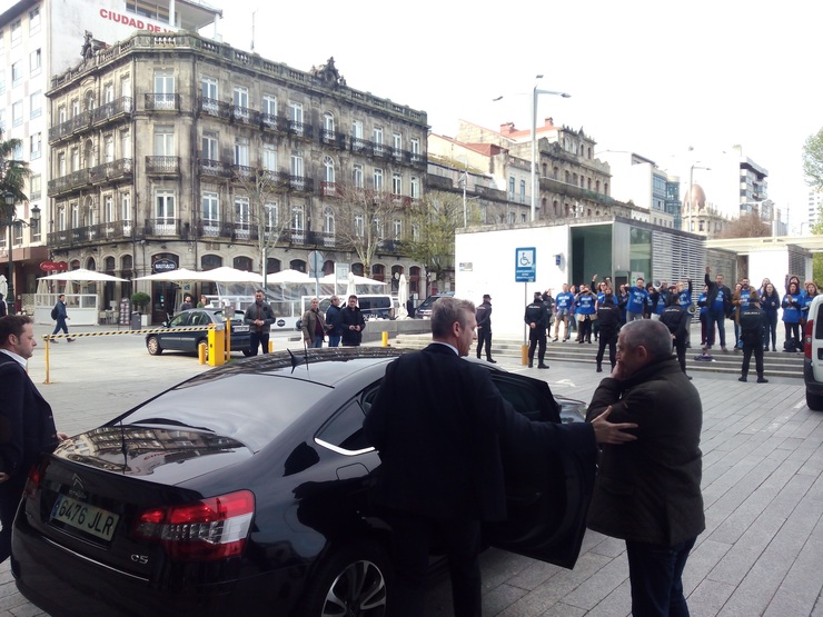 Alfonso Rueda increpado por traballadores da xustiza este martes en Vigo 