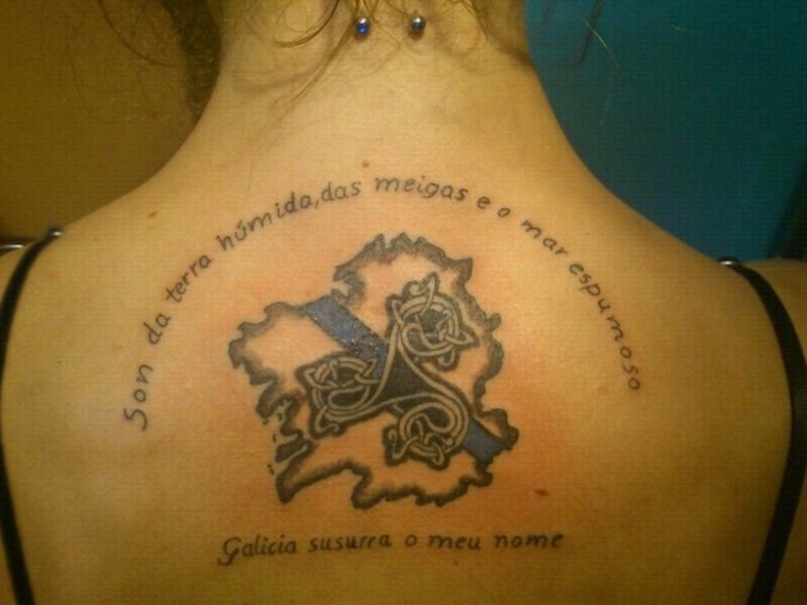 Tatuaxe dunha moza na que defende a lingua galega a través dunha tatuaxe 