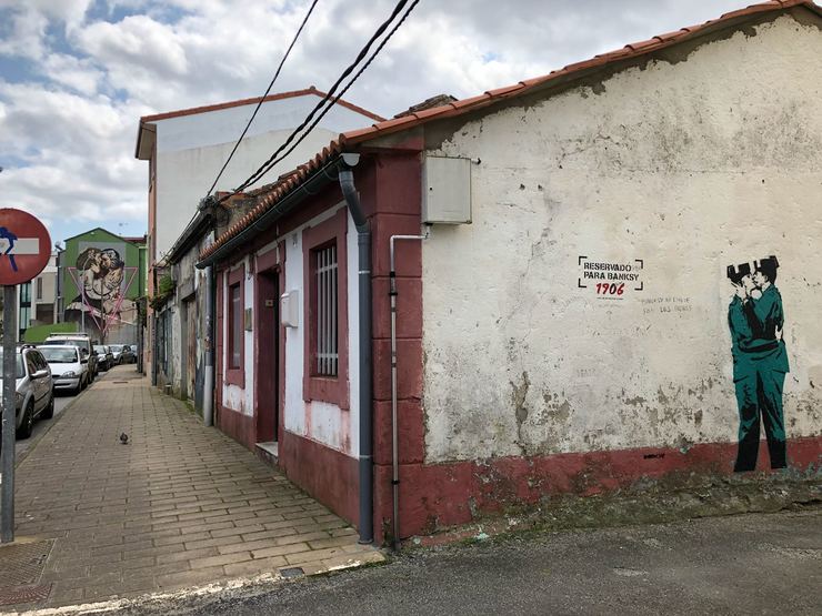 Graffiti no barrio de Canido en Ferrol atribuído a Banksy.