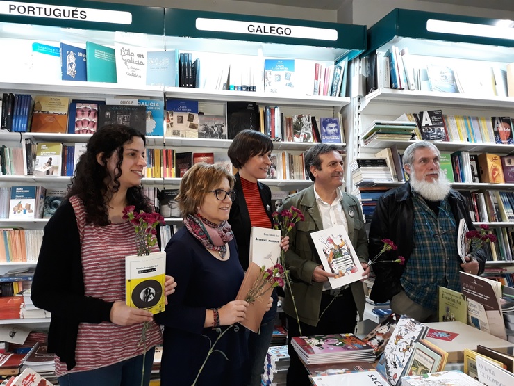 Ana Pontón do BNG con deputados do seu grupo nunha libraría. 