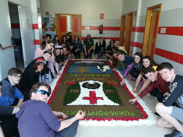 Estudantes irlandeses e galegos cunha peza floral de Ponteareas 