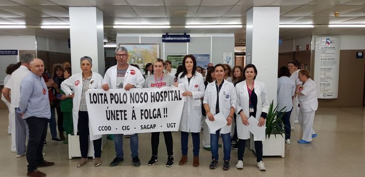 Concentración de traballadores en folga do hospital de Monforte 