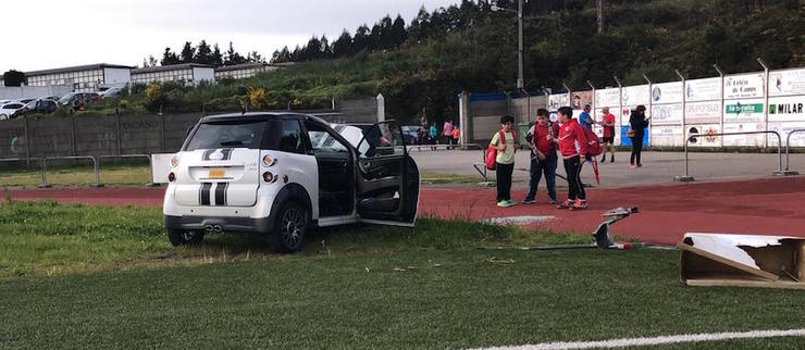 O coche sen carné que provocou o incidente no campo de San Paio de Refoxos, en Cee 