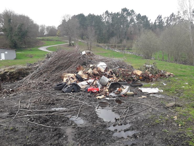 Presunto vertedoiro ilegal en Maside, Ourense 