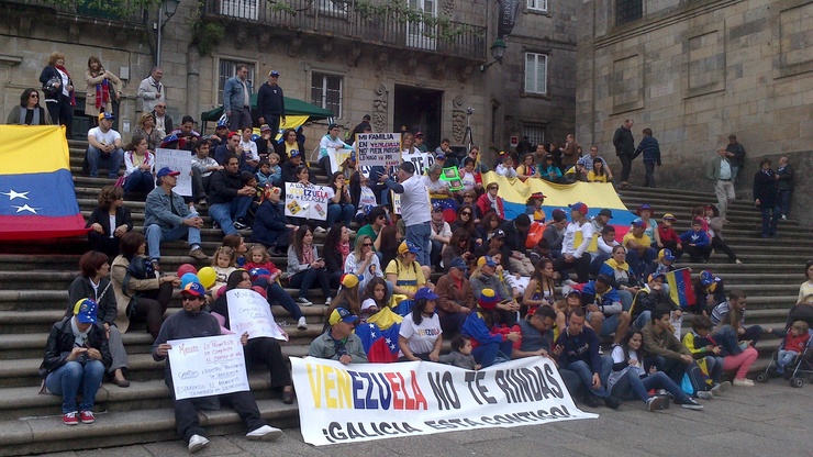 Venezolanos maniféstanse en Santiago en defensa de Capriles