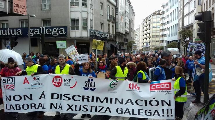 Manifestación en Santiago de funcionarios de Xustiza