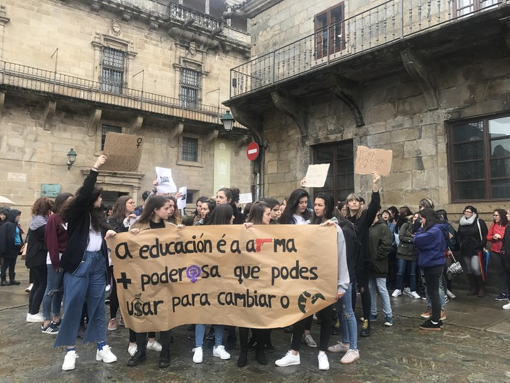 Protesta contra o profesor Luciano Méndez Naya en Santiago